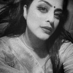 Yamini Singh Instagram - इस कलयुग में भी जिसकी नीयत साफ़ है , उसका रथ आज भी श्री कृष्ण के हाथ में है और हनुमान जी उस रथ के शिखर पर विराजमान हैं । ✨🕊️ राधे राधे… 🙏🏻 #yaminisingh