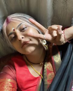 Yamini Singh Instagram - GODFATHER, ये सिर्फ़ फ़िल्म का नाम नहीं बल्कि मेरे लिये मेरे ज़िंदगी के सबसे एहेम 32 दिन है, मैं 5 साल मेहनत की बहुत मेहनत की और जितनी समझ मुझे थी उस हिसाब से अच्छी फ़िल्में भी की , पर कहते है ना के वो काम ज़रूरी नहीं सही हो जो आपको अच्छा लगे इसलिए जब आगे बढ़ना हो तो अपने से ज़्यादा समझ और सूज बूज़ वाले व्यक्ति की सलाह ले, Seriously godfather एक ऐसी कहानी है जो जब मुझे सुनाई गई तो बस मुझे लगा के अगर मैंने ना किया तो और कोई कर लेगा और शायद सही नहीं होगा 😅,इस बेहतरीन फ़िल्म के लिए दो लोगों को दिल से धन्यवाद @parag.patil.style.cinema sir ❤️आप और @khesari_yadav sir🖤 अगर आप दोनों ना होते तो शायद मैं अपनी क़ीमत कभी जान ही ना पाती , सबसे अलग कहानी और एक challenging role के लायक़ मुझे समझने के लिए जितना आभार व्यक्त करूँ उतना कम होगा । @rakeshrprince sir @subodhseth5 sir आप दोनों ने भी मुझे मौक़ा दिया और सम्मान प्यार बहुत दिया। 

अब बस आप fans से यही गुज़ारिश है के जब भी ये फ़िल्म Godfather जब भी रिलीज़ हो , आपलोग ज़्यादा से ज़्यादा प्यार देना क्यूकी ये इसकी कहानी हमारी आज की ज़िंदगी में होने वाली बहुत सच्चाइयाँ बयान करती है , और तो और ये फ़िल्म technicians की सच्ची मेहनत का नतीजा है। 

प्लीज़ प्यार दीजियेगा । हर एक व्यक्ति ने बहुत मेहनत की है इस फ़िल्म को बढ़िया बनाने में , इसकी छोटी सी झलक post कर रही हूँ मैं । ❤️🌎