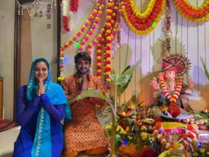 Yamini Singh Instagram - Bappa🩵

Thanks for inviting us @rajkumarrpandeyforever sir😇@pradeeppandey_chintu Sakha🤍