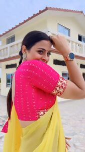 Yamini Singh Instagram - Banke me rahun teri parchaai 🤭🤍

Choreographer: @vishnukumar_013 🥰

#gulimata #yaminisingh