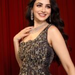 Zoya Afroz Instagram - Embracing the era of timeless allure ✨ With a touch of old Hollywood charm 💋📷 #showstopper #backstage #fashionshow #rampwalk #studybyjanak #UandIInternationalfashionweekseason7