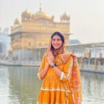 Aahana Kumra Instagram – Blessed.🌸Gratitude.🌞Love💕
Visited the Golden Temple after three long years! And all I can say is that I’m truly blessed and In gratitude 🙏🌸🧡🌞
Could’ve not asked for a better way to end the year 🧡🌞🍊
#harmandirsahib 
#goldentemple 
.
.
.
.
#goldentempleamritsar #amritsar #harmandirsahibji #gurugranthsahibji #winter #punjab #aahanakumra #gurunanakdevji #faith #hope #prayers #prayersforall Golden Temple Amritsar Punjab India