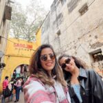 Aakriti Rana Instagram - I am sure you all have that one friend who hates going to Sarojini 🤣🤣🤣🤣🤣 Tag her! It’s not based on real incidents tho. She shopped way more than me but I can count more than a few people I know who would make it to this list hahaha. It’s definitely not for everyone 🙊 [ aakritirana , dikshavohra , Sarojini , shopping , street shopping , Sarojini nagar , Delhi , BFF , funny videos , types of friends ] Sarojini Nagar Market