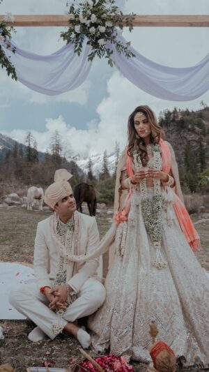 Aakriti Rana Instagram - It was so tough to control our laughter during the ceremony. Rohan obviously couldn’t control 🤣🤣🤣
Someone also said “yeh ghode ko chana nahi pacha aaj” 🤣🤣🤣🤣

#instagramvsreality #horses #wedding #indianwedding #weddingceremony #funnyvideos #couplevideos #reelsinstagram #manali #himachal #couplereels