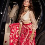 Aamna Sharif Instagram - Embrace the glitter and let your inner shine radiate.… . . . . . , . . In @raw_mango @sanzanyjewels @handbagsbybhavnakumar Styled by @shrushti_216 @mukeshpatilmakeup @chettiarqueensly 📷 @dinesh_ahuja