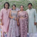Aarthi Subash Instagram - Fam 🤍 📸 @thematic_weddings . #family #fashion #familyfirst #wedding #weddingdiary #pastels #functionmode Coorg,Karnataka