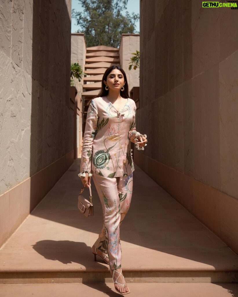 Aashna Shroff Instagram - ☀️🤍 wearing @payalsinghal