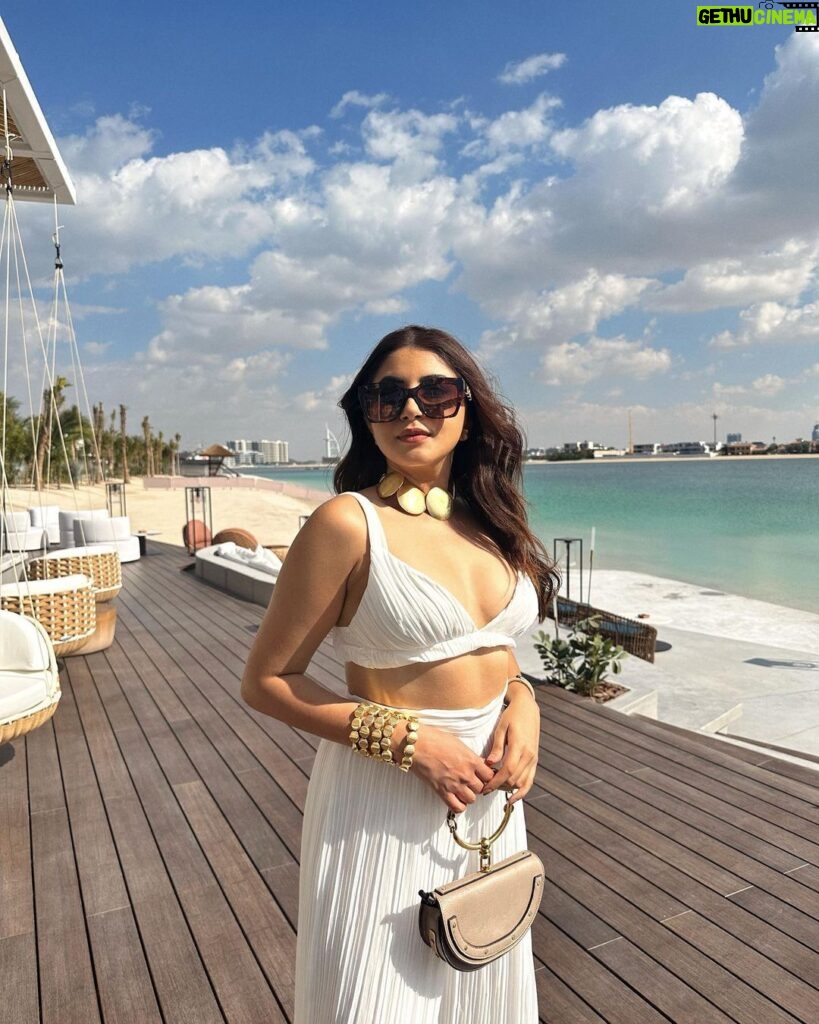 Aashna Shroff Instagram - ☀️ 🌊 on my mind wearing @arabellaaofficial, @shopeurumme jewellery, @versace sunglasses Atlantis The Royal