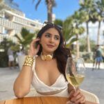 Aashna Shroff Instagram - ☀️ 🌊 on my mind wearing @arabellaaofficial, @shopeurumme jewellery, @versace sunglasses Atlantis The Royal