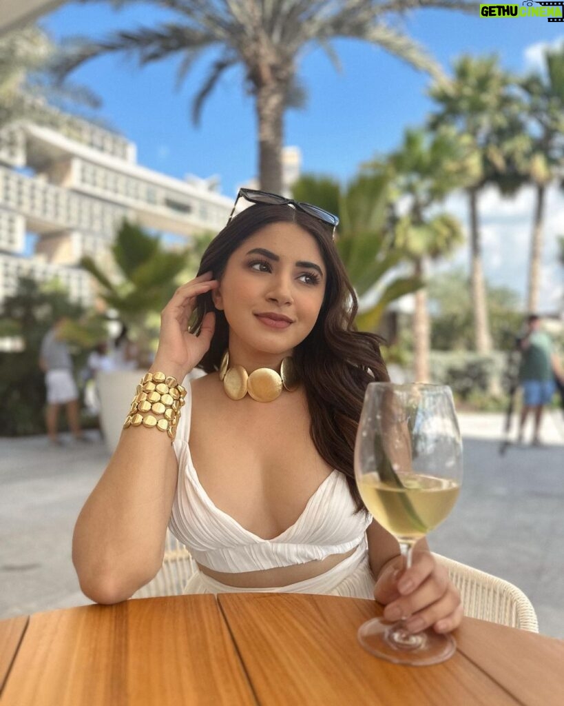 Aashna Shroff Instagram - ☀️ 🌊 on my mind wearing @arabellaaofficial, @shopeurumme jewellery, @versace sunglasses Atlantis The Royal