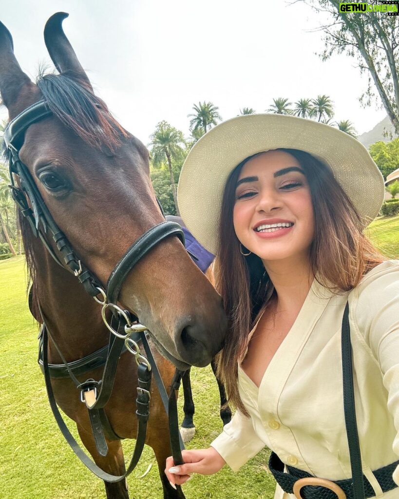 Aashna Shroff Instagram - the time I got all dressed up to go riding with @amanbagh’s beautiful Marwari horse, but instead fell in love with her and ended up missing out on the riding experience because I spent the entire 30 minutes just asking questions about her and her life 🙈 well at least I got some pictures 😅 Amanbagh