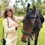 Aashna Shroff Instagram - the time I got all dressed up to go riding with @amanbagh’s beautiful Marwari horse, but instead fell in love with her and ended up missing out on the riding experience because I spent the entire 30 minutes just asking questions about her and her life 🙈 well at least I got some pictures 😅 Amanbagh