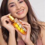 Aashna Shroff Instagram – Check out the different ways I use my L’Oréal Paris Extraordinary Oil serum to keep my hair soft & Shiny 

Infused with the goodness of 6 different floral oils, this serum makes my hair 30% stronger, helps eliminate the frizz and helps protect against UV, humidity and pollution.

@lorealparis @nykaafashion @mynykaa #LOrealParisIndia #ExOilSerumToShine #ExOilSerum #ad