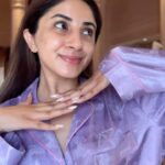 Aashna Shroff Instagram - Primers are imPOREtant! Get ready with me using some of my favourite @benefitindia products for a long day out in Rajasthan! #BenefitIndia #POREfessional #collab
