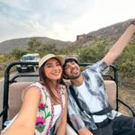 Aashna Shroff Instagram - @amanbagh took us on their well loved Cow Dust Tour, which basically means a tour at twilight, or the end of a working day. The sunset, the bird spotting, and getting to meet the locals from the nearby villages, easily made it the best evening from our trip 🤍 #hosted