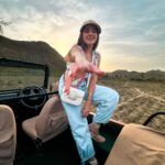 Aashna Shroff Instagram - @amanbagh took us on their well loved Cow Dust Tour, which basically means a tour at twilight, or the end of a working day. The sunset, the bird spotting, and getting to meet the locals from the nearby villages, easily made it the best evening from our trip 🤍 #hosted