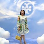 Aashna Shroff Instagram - On cloud nine with @toryburch herself, for a very special dinner on our first night in Singapore!☁️ Can’t wait to finally show you the rest of our experience, but before that, can we please have a moment for the Tory Burch SS23 look I’m wearing and the stunning #ToryBurchHome dinner setup, because I pretty much spent the entire evening in awe💙 #collab @reliancebrandsltd Singapore, Singapore