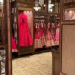 Aashna Shroff Instagram - @sabyasachiofficial launched his flagship store in Mumbai last evening, with each corner as majestic as the next. From the most unbelievable collection of art that encapsulates you as soon as you enter, to the stunning bridal collection and the breathtaking jewellery, it’s not just a store, but an experience. Magical would be an understatement 🤍✨