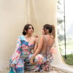 Aashna Shroff Instagram - Forever twinning and winning 🩷 For @payalsinghal’s beautiful Demi-Couture SS24 show!🌺🌸 Make up- @smitartist Hair- @nidhiiigada 📸- @assd_khan