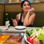 Aashna Shroff Instagram - My kinda ideal weekend; watching my favourite human perform our song live for the first time, some insane food, an amusement park day that turned into an afternoon of shopping, and the perfect end with hot pot and soju 🥰🥰 Singapore