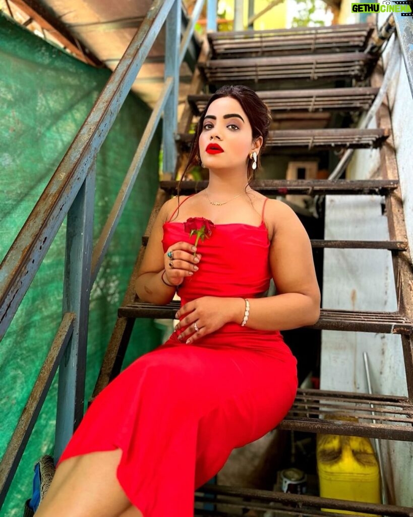 Aasma Sayed Instagram - Red of #roses and you #aasma #aasmasyed #aasmali1 #🖤 #💕 Mumbai - मुंबई