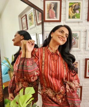 Aastha Chaudhary Instagram - Al mal tiempo, 
Buena Cara 💖🌸😇
#thoughtoftheday #gratitude 

Wearing- @labelcheti 
P.s- I'm in love with this outfit.  Specially the material.  It's super soft ,super comfortable 💖 
A must buy outfit from @labelcheti 

#summervibes #summeroutfit #coords #silk #cheti #labelcheti #aasthachaudhary