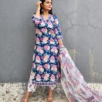 Aastha Chaudhary Instagram - Log deewane hai banawat ke , Hum kahan jayein saadgi lekar...🌸💖 Wearing- @indubinduonline Earrings- @saralbyanukriti Mumbai, Maharashtra