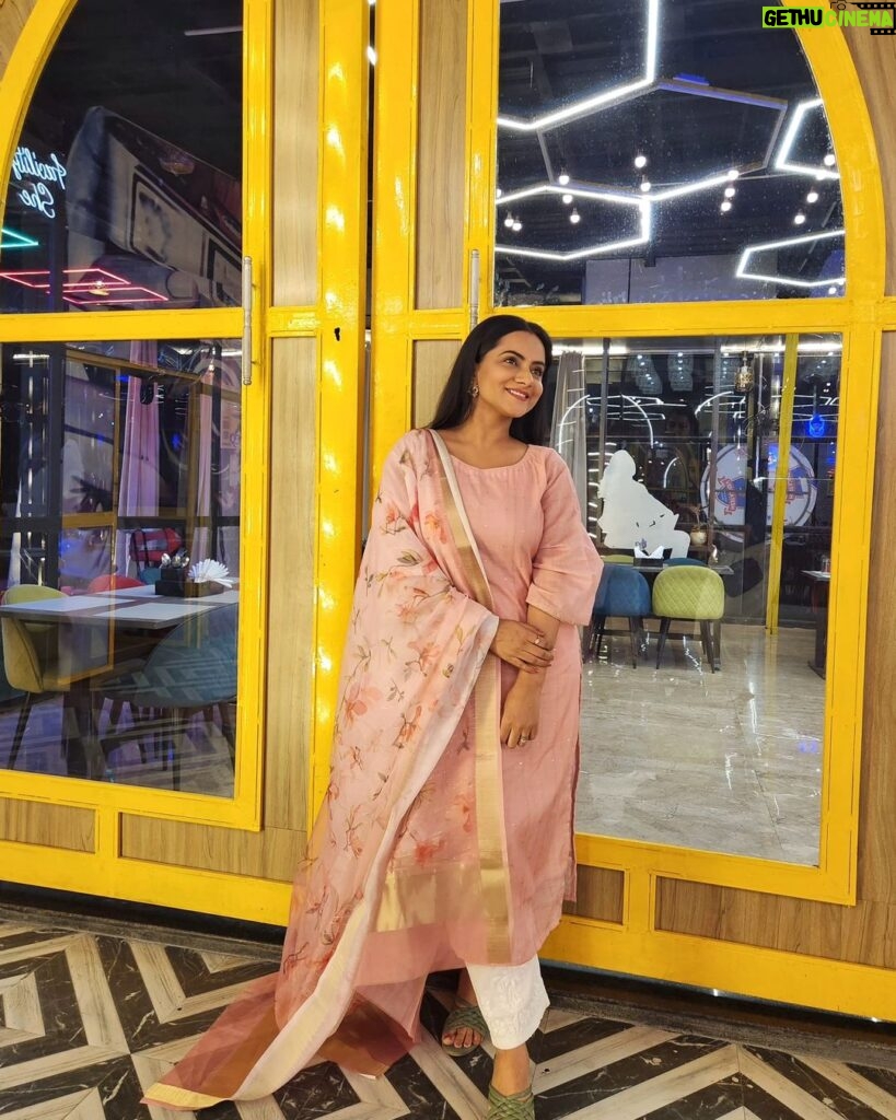 Aastha Chaudhary Instagram - Khoya khoya chaand rehta hai aasman ke paar 💖🌛 Wearing- @ikhtirah #handloom #madeinindia #indianfashion #simplicity #modestfashion #aasthachaudhary India