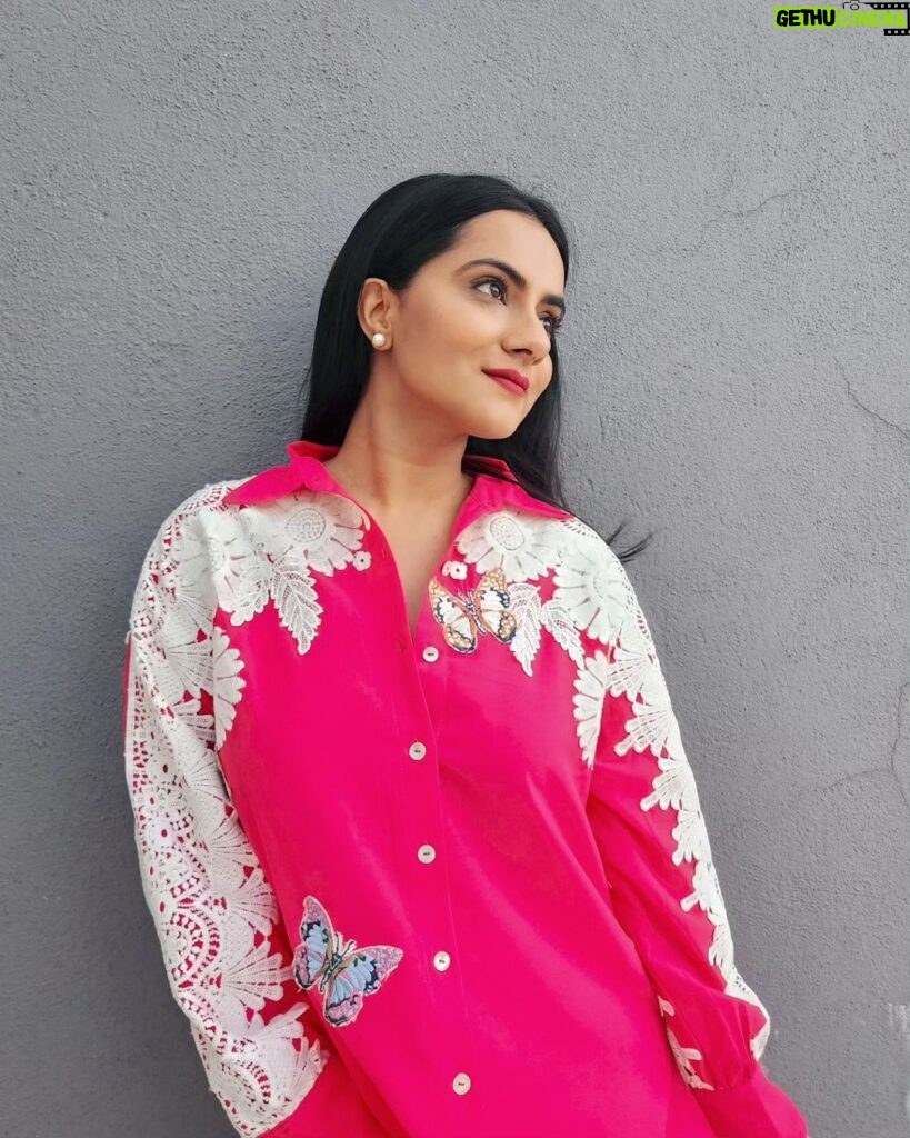 Aastha Chaudhary Instagram - Ke tera zikr hai ya itar hai 🌸💖💫 #pinkkindaday Wearing- @haus.of.handmade #coordset #handmade #handembroidery #lacework #madeinindia #indiandesigners #hausofhandmade #aasthachaudhary