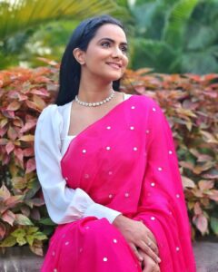 Aastha Chaudhary Instagram - एक रूह है जिसको सुकून की तलाश है, एक मिजाज़ है जिसको आवारगी की तलब है! #selfmusing #life Wearing- @doeraaindia 🌸 Kumarakom, Kerala