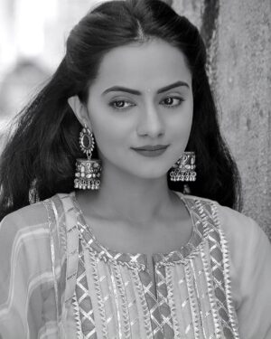 Aastha Chaudhary Instagram - Ek Baar to yun Hoga,Thoda sa sukoon hoga,
Na dil mein kasak hogi, Na sar pe Junoon hoga..🌸🌸