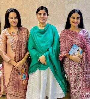 Aastha Chaudhary Instagram - Finally we met 😇🙏
Meeting @chitralekhaji & @madhavprabhuji in person remains the most surreal experience I’ve ever had.
You both had a beautiful calming energy ✨️
Hare krishna 💖
#gratitude

#devichitralekhaji #madhavprabhu #geetanjalimishra #aasthachaudhary #celebconnex