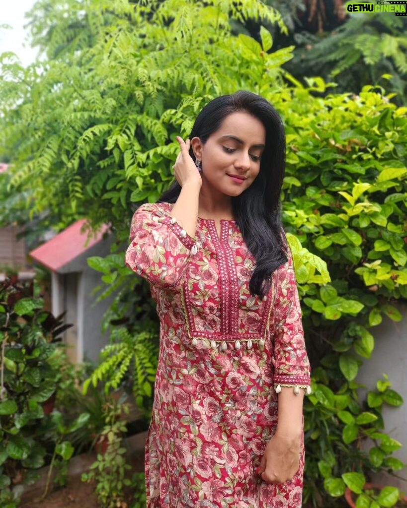 Aastha Chaudhary Instagram - Caption this 💖🌺 #sundayvibes #suhanamausam Wearing- @subhadra.merlecha #madeinindia #madewithlove #indianfashion Alwar City, Rajasthan, India