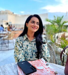 Aastha Chaudhary Instagram - Happy Sunday 💖🦄 #eveningslikethese #happyvibes Wearing- @subhadra.merlecha Location- @paro.india #comfortclothing #madeinindia #madewithlove #jaipurdiaries Jaipur PinkCity
