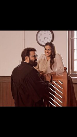 Aditi Ravi Instagram - He was saying that "be happy always :) mmm .. smile :) "
 ❤️lalettan❤️
ihve never seen a person with such a positive aura 😇
@mohanlal 🧿💯
#sohappytobeapartofhissuccess
🎥 @bennet_m_varghese 😎

#soospecial 
#reels  #mohanlal #lalettan