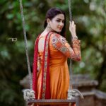 Aditi Ravi Instagram - ❤️ 🥻 @mayoohka_by_aiswarya_baiju 💄 @dilimonveni_official Stylist : @tharunya_vk Earrings: @dira_collections_ #new #salwar #instagram