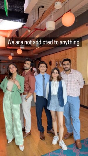 Aisha Ahmed Instagram - Just #Actor things! 😅
#instagramreel #trendingreels #pfaseason3 #addicted #mirror #onset #shenanigans #masti #friends #squad #lol