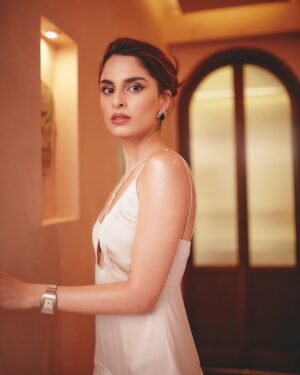 Aisha Ahmed Instagram - .
Dolled up-literally last night for #MinusOne New Chapter Screening ✨
.
Photographer- @kadamajay 
Make up Artist- @taskeen_c 
Hairstylist- @krishnakami 
Stylist- @sanooriii 
Wearing @revolve @nykaafashion
