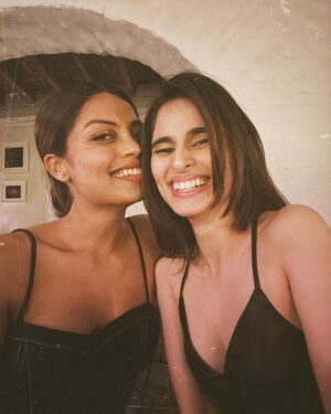 Aisha Ahmed Instagram - .
Happy Birthday @rohitsaraf 💫
And birthday girl @simonelle_ flaunting 🫶🏼
December 8th 2022 
Timeline is lagging.