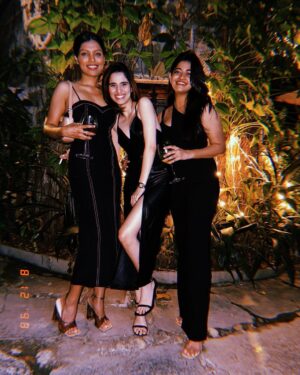 Aisha Ahmed Instagram - .
Happy Birthday @rohitsaraf 💫
And birthday girl @simonelle_ flaunting 🫶🏼
December 8th 2022 
Timeline is lagging.