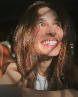 Aisha Ahmed Instagram - . 
Where there’s sunlight in Bombay,there’ll be grill shadows. 
🦦 Happy Sunday 🦦