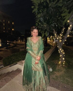 Aisha Ahmed Instagram - .
Couldn’t have found a more apt outfit for the Mehendi/Qawwali night, the work on this saharara 🥹♥️🤌🏻
Wearing @jigarmaliofficial @fbo.pr.communication 
Styled by @ojaskolvankar 
Assisted by @arshadjrofficial 
Paranda courtesy @tishasaraf1 🫶🏼