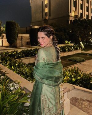 Aisha Ahmed Instagram - .
Couldn’t have found a more apt outfit for the Mehendi/Qawwali night, the work on this saharara 🥹♥️🤌🏻
Wearing @jigarmaliofficial @fbo.pr.communication 
Styled by @ojaskolvankar 
Assisted by @arshadjrofficial 
Paranda courtesy @tishasaraf1 🫶🏼