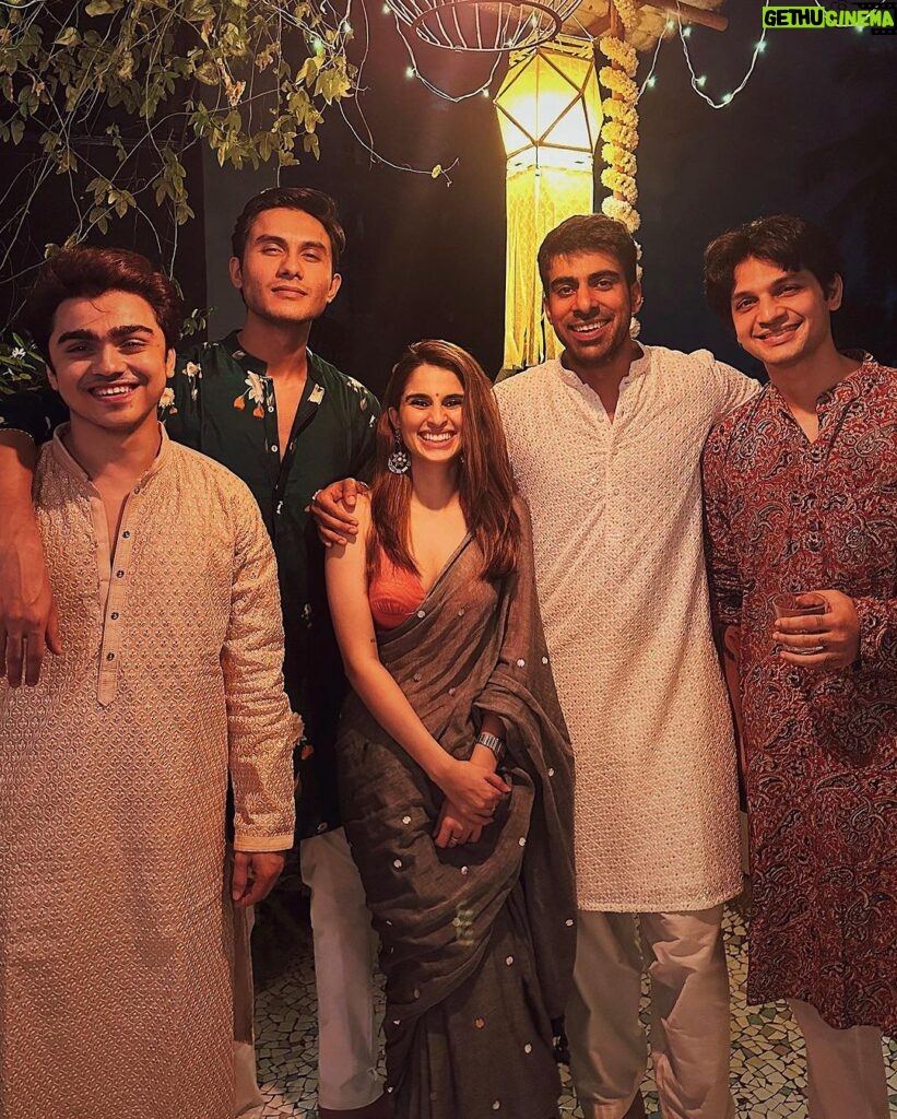 Aisha Ahmed Instagram - . Late Diwali post ✨ Note to self- don’t share pictures with the group otherwise they’ll all end up posting before you 🥲