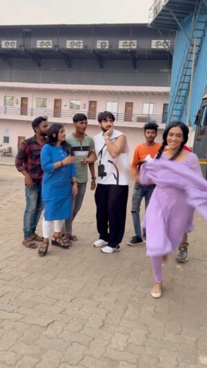 Aishwarya Khare Instagram - Mere Fans Hai ??? 🤣🤣

#rishmi #funnyreels #reels