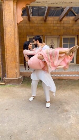 Aishwarya Khare Instagram - FEELING JAWAN 🤩😍❤️

#reels #rishmi #jawan #chaleya #dancereels