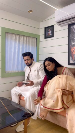 Aishwarya Khare Instagram - Abheyyyyyyyy yaaarrrrrrr 🤢🤣😂😏

#reels #rishmi #funnyreels