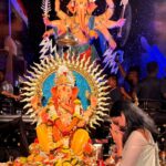 Aishwarya Khare Instagram - Shatruo'n ki qataarein ik akele se haare Kann bhi parbat huaa re Shlok bann ke jahaan re naam aaya tera he deva 🙏❤️🥹 . Thank you @zeetv Parelcha Raja