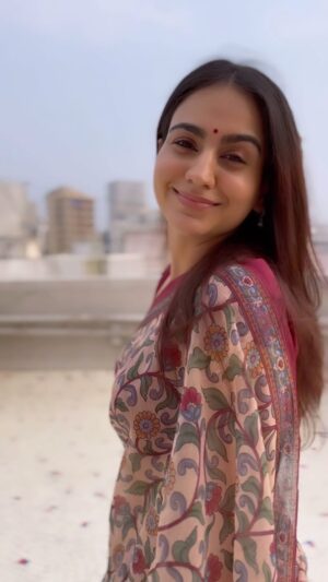 Aksha Pardasany Instagram - Flying by to say Happy Dussera 🌸

#Dussera #festival #festivalsofindia #saree #desi #indian