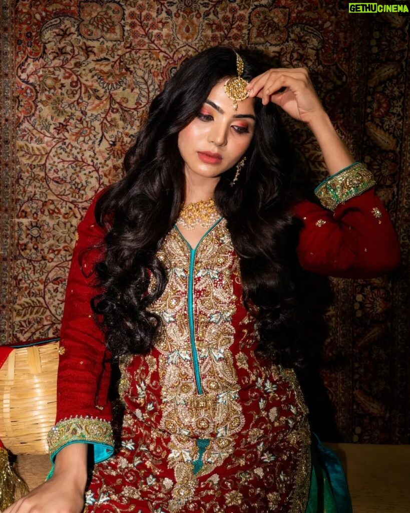 Akshata Sonawane Instagram - NUR- THE DIVINE LIGHT. . . Photographer @shotbyrohitdey Model @akshatasonawane MUA @farah_mehdi_ Hair Stylist @kunda_hairstylist Styled by @aishamouse_label . . #indianwear#traditionalwear#magazine#highfashionmakeup#indianaesthetics#traditional#mumbaiportraits#mumbaiphotographer#moodyportraits#studio#editorial#shotonnikon#shotbyrohitdey Mumbai - मुंबई